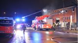 Das Feuer suchen  An der Wache angekommen, erfährt der Zugführer über Funk den Einsatzort und die Art des Notfalls. Bei manchen Bränden wie in diesem Firmengebäude in Hamburg ist der eigentliche Brandherd nicht gleich zu erkennen. Mit Atemschutzgerät müssen die ehrenamtlichen Helfer in das Gebäude und suchen. Nicht ungefährlich, denn schon das öffnen einer Tür kann dem Schwelbrand dahinter den für eine Explosion notwendigen Sauerstoff liefern. Für die Bewohner des brennenden Haues ist nicht das Feuer, sondern der Rauch die größte Gefahr. Bereits nach 13 Minuten wird es lebensbedrohlich, je nach brennenden Materialien und Ort kann es aber auch deutlich schneller gehen. 