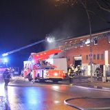 Das Feuer suchen  An der Wache angekommen, erfährt der Zugführer über Funk den Einsatzort und die Art des Notfalls. Bei manchen Bränden wie in diesem Firmengebäude in Hamburg ist der eigentliche Brandherd nicht gleich zu erkennen. Mit Atemschutzgerät müssen die ehrenamtlichen Helfer in das Gebäude und suchen. Nicht ungefährlich, denn schon das öffnen einer Tür kann dem Schwelbrand dahinter den für eine Explosion notwendigen Sauerstoff liefern. Für die Bewohner des brennenden Haues ist nicht das Feuer, sondern der Rauch die größte Gefahr. Bereits nach 13 Minuten wird es lebensbedrohlich, je nach brennenden Materialien und Ort kann es aber auch deutlich schneller gehen. 