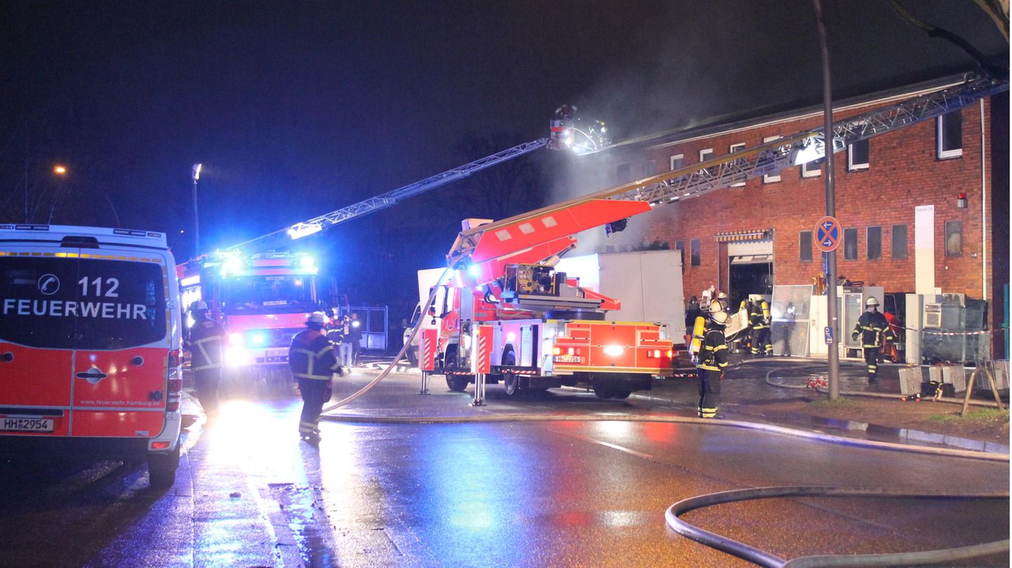 Ehrenamt bei der Freiwilligen Feuerwehr: Das Feuer suchen An der Wache angekommen, erfährt der Zugführer über Funk den Einsatzort und die Art des Notfalls. Bei manchen Bränden wie in diesem Firmengebäude in Hamburg ist der eigentliche Brandherd nicht gleich zu erkennen. Mit Atemschutzgerät müssen die ehrenamtlichen Helfer in das Gebäude und suchen. Nicht ungefährlich, denn schon das öffnen einer Tür kann dem Schwelbrand dahinter den für eine Explosion notwendigen Sauerstoff liefern. Für die Bewohner des brennenden Haues ist nicht das Feuer, sondern der Rauch die größte Gefahr. Bereits nach 13 Minuten wird es lebensbedrohlich, je nach brennenden Materialien und Ort kann es aber auch deutlich schneller gehen. Das Feuer suchen An der Wache angekommen, erfährt der Zugführer über Funk den Einsatzort und die Art des Notfalls. Bei manchen Bränden wie in diesem Firmengebäude in Hamburg ist der eigentliche Brandherd nicht gleich zu erkennen. Mit Atemschutzgerät müssen die ehrenamtlichen Helfer in das Gebäude und suchen. Nicht ungefährlich, denn schon das öffnen einer Tür kann dem Schwelbrand dahinter den für eine Explosion notwendigen Sauerstoff liefern. Für die Bewohner des brennenden Haues ist nicht das Feuer, sondern der Rauch die größte Gefahr. Bereits nach 13 Minuten wird es lebensbedrohlich, je nach brennenden Materialien und Ort kann es aber auch deutlich schneller gehen.