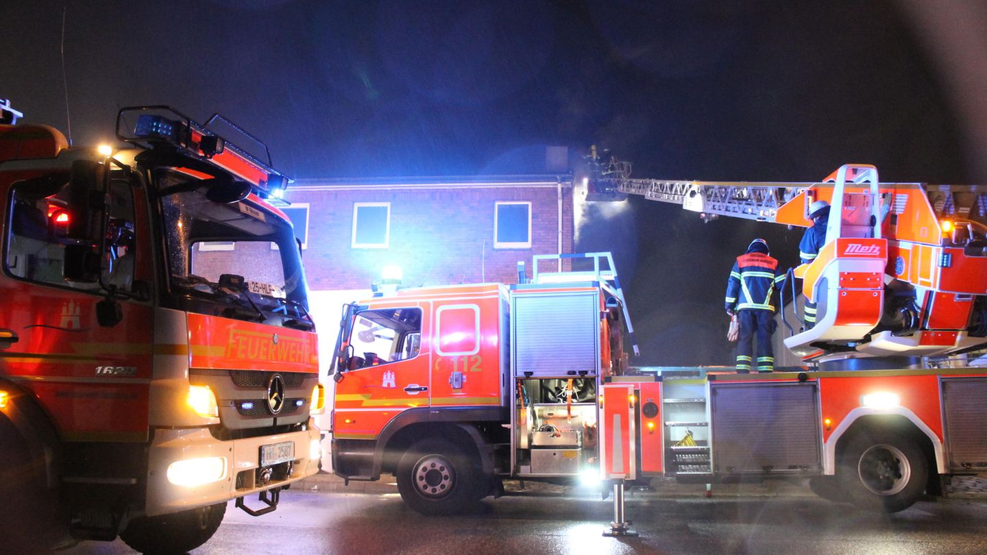 Ehrenamt bei der Freiwilligen Feuerwehr: Freiwillig ans Feuer - Zu jeder Zeit Ist eine Freiwillige Feuerwehr in der Leitstelle als einsatzbereit angemeldet, müssen die Feuerwehrmänner - und frauen zu jeder Tageszeit mit einem Alarm rechnen. Sobald ihr FME, der Funkmeldeempfänger, laut piept, tickt die Uhr. Jede Minute zählt. Bei vielen Freiwilligen stehen die Einsatzstiefel mit der darübergestülpten Hose schon sprungbereit neben der Haustür. Die sogenannte Hilfsfrist ist je nach Bundesland und Kommune unterschiedlich, bei einem Brand jedoch wird es statistisch gesehen bereits nach 17 Minuten kritisch. Danach wird aus einem Zimmerbrand schnell ein Vollbrand der Wohnung oder des Hauses. Freiwillig ans Feuer - Zu jeder Zeit Ist eine Freiwillige Feuerwehr in der Leitstelle als einsatzbereit angemeldet, müssen die Feuerwehrmänner - und frauen zu jeder Tageszeit mit einem Alarm rechnen. Sobald ihr FME, der Funkmeldeempfänger, laut piept, tickt die Uhr. Jede Minute zählt. Bei vielen Freiwilligen stehen die Einsatzstiefel mit der darübergestülpten Hose schon sprungbereit neben der Haustür. Die sogenannte Hilfsfrist ist je nach Bundesland und Kommune unterschiedlich, bei einem Brand jedoch wird es statistisch gesehen bereits nach 17 Minuten kritisch. Danach wird aus einem Zimmerbrand schnell ein Vollbrand der Wohnung oder des Hauses.