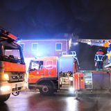 Freiwillig ans Feuer - Zu jeder Zeit  Ist eine Freiwillige Feuerwehr in der Leitstelle als einsatzbereit angemeldet, müssen die Feuerwehrmänner - und frauen zu jeder Tageszeit mit einem Alarm rechnen. Sobald ihr FME, der Funkmeldeempfänger, laut piept, tickt die Uhr. Jede Minute zählt. Bei vielen Freiwilligen stehen die Einsatzstiefel mit der darübergestülpten Hose schon sprungbereit neben der Haustür. Die sogenannte Hilfsfrist ist je nach Bundesland und Kommune unterschiedlich, bei einem Brand jedoch wird es statistisch gesehen bereits nach 17 Minuten kritisch. Danach wird aus einem Zimmerbrand schnell ein Vollbrand der Wohnung oder des Hauses. 