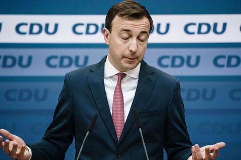 CDU-Generalsekretär Paul Ziemiak breitet die Arme am Rednerpult mit geöffneten Handflächen aus