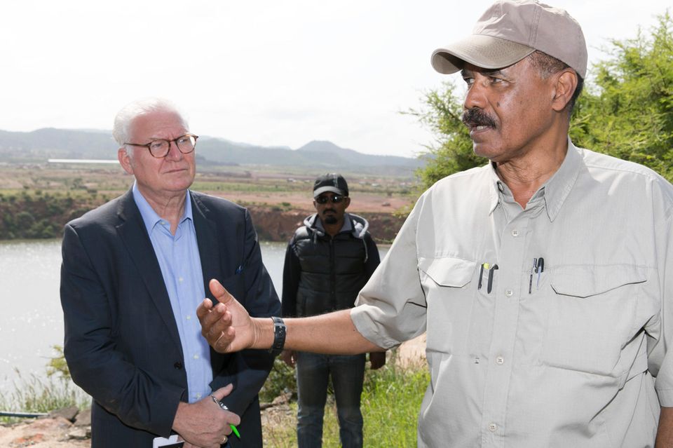 Reporter mit langfähriger Erfahrung: Bartholomäus Grill (l.), hier mit Eritreas Präsident Isaias Afewerki