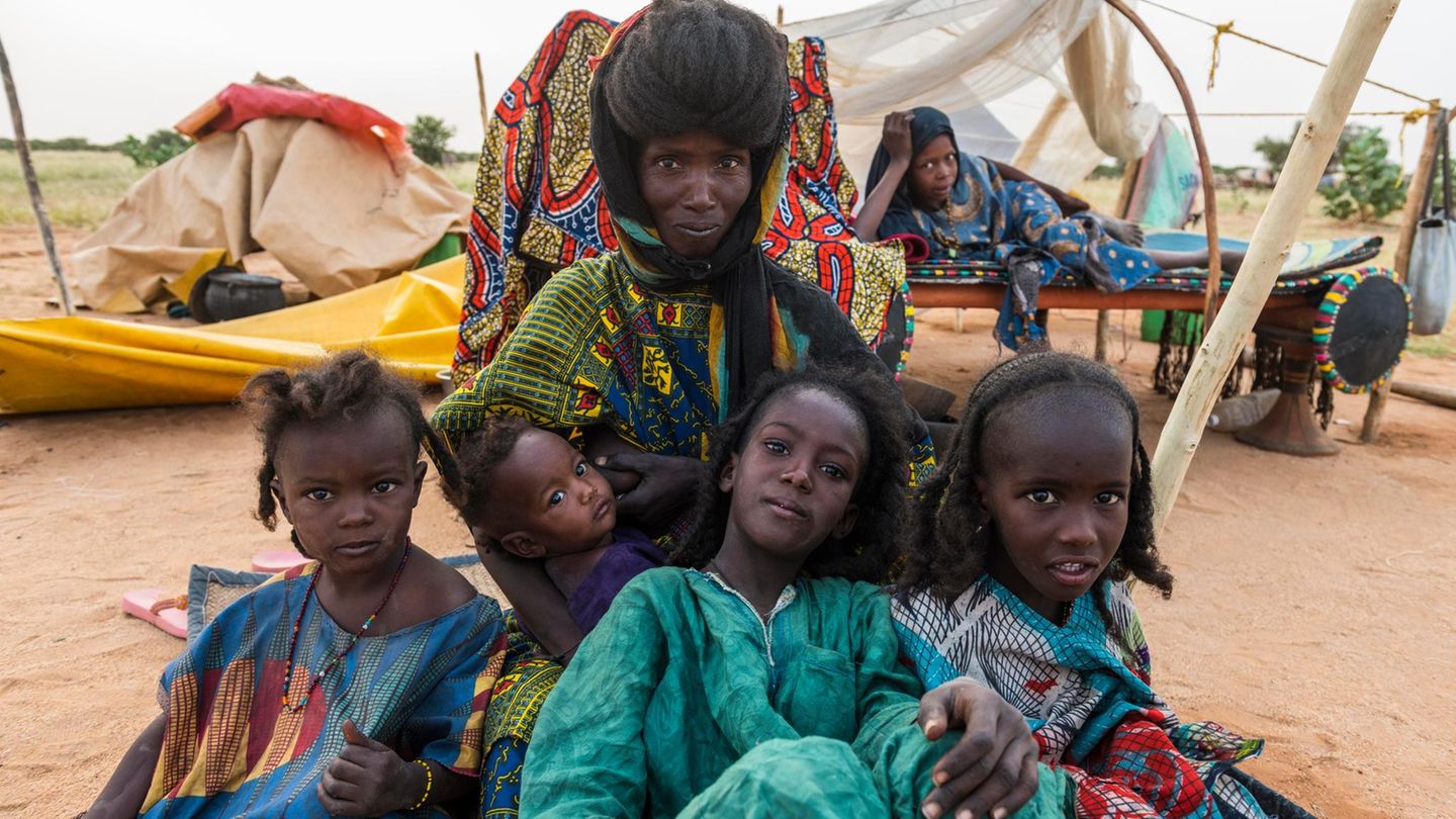 Eine Mutter mit ihren Kindern im Niger. Das Land hat eine der höchsten Geburtenraten der Welt