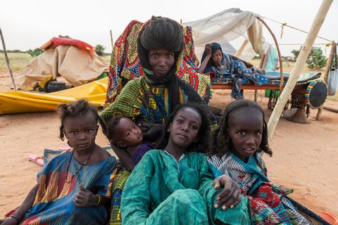 Eine Mutter mit ihren Kindern im Niger. Das Land hat eine der höchsten Geburtenraten der Welt