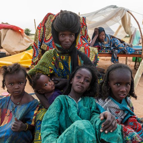 Eine Mutter mit ihren Kindern im Niger. Das Land hat eine der höchsten Geburtenraten der Welt