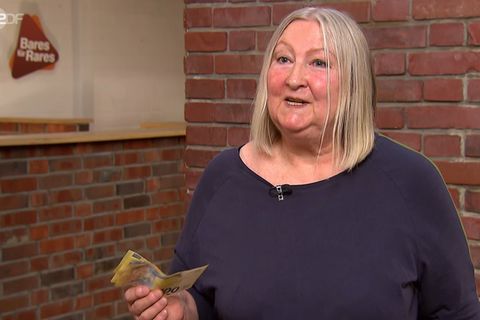 Cornelia Rüther steht im Studio von "Bares für Rares" in Pulheim und schaut in die Kamera.