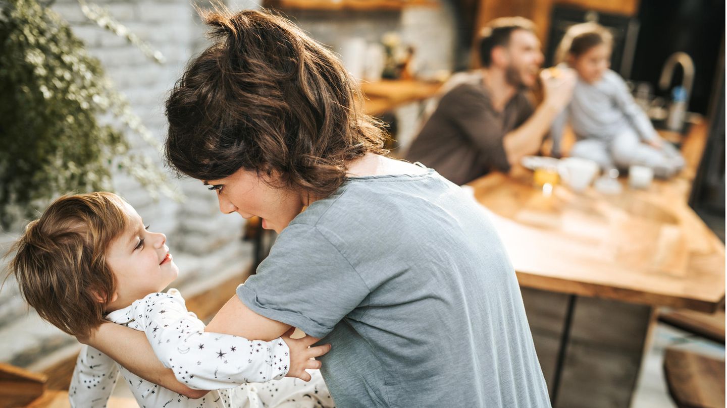 Mutter hält Kind im Arm