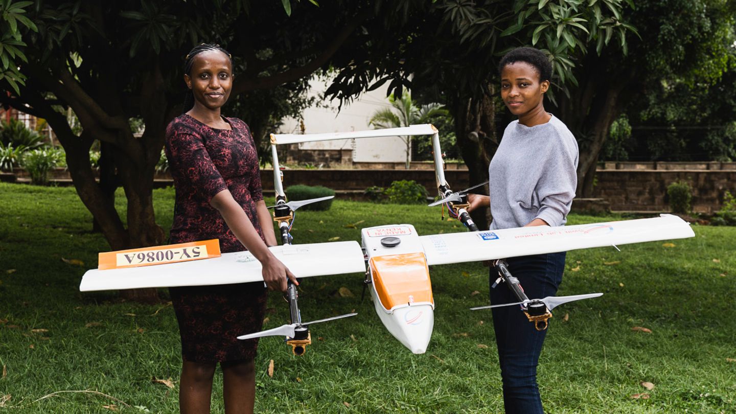 Anne Nderitu (links) und einer ihrer Mitarbeiterinnen von Swift Lab mit dem Prototyp einer selbstentwickelten Drohne in Nairobi