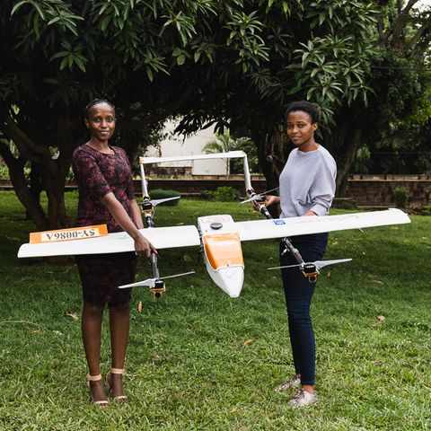 Anne Nderitu (links) und einer ihrer Mitarbeiterinnen von Swift Lab mit dem Prototyp einer selbstentwickelten Drohne in Nairobi