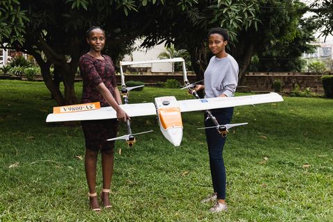 Anne Nderitu (links) und einer ihrer Mitarbeiterinnen von Swift Lab mit dem Prototyp einer selbstentwickelten Drohne in Nairobi
