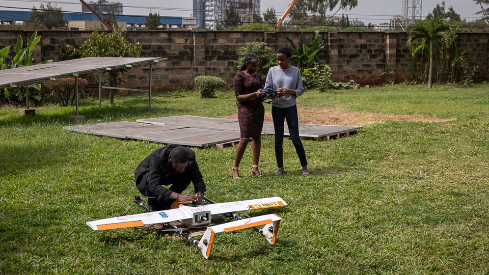 Das Team um Anne Nderitu (Mitte) bei der Arbeit an einer Drohne