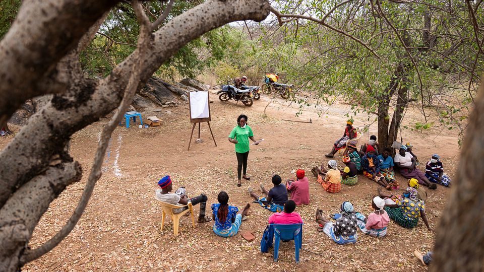 Ein Gruppe von Männern und Frauen bei einem Workshop in Kinakoni. Hier legten die Bewohner ihre Prioritäten fest