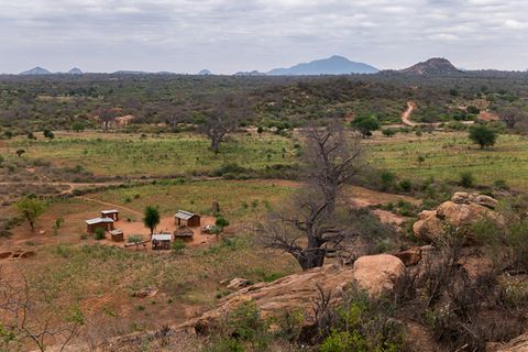 Büsche, Baobabs, viel Weite: Die Hütten und Felder einer Familie in Kinakoni