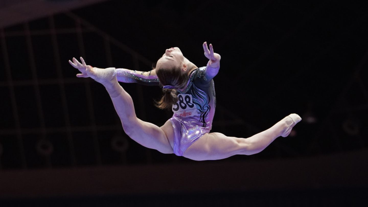 Kunstturn-WM: Jana Worona bei der Frauenqualifikation am zweiten Tag des Wettbewerbs. Die russische Kunstturnerin war Mitglied des Teams, das beim Europäischen Olympischen Jugendfestival 2019 Gold gewann, und war die Stellvertreterin des Teams, das bei den ersten Junioren-Weltmeisterschaften Gold gewann. Jana Worona bei der Frauenqualifikation am zweiten Tag des Wettbewerbs. Die russische Kunstturnerin war Mitglied des Teams, das beim Europäischen Olympischen Jugendfestival 2019 Gold gewann, und war die Stellvertreterin des Teams, das bei den ersten Junioren-Weltmeisterschaften Gold gewann.