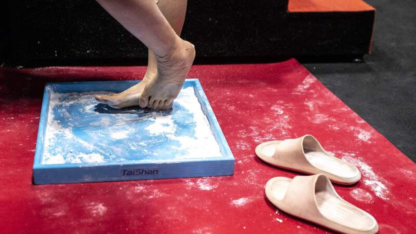 Vietnams Sportlerin Doan Quynh Nam Tran bereitet sich auf ihren Auftritt am Schwebebalken vor. Zuletzt trat sie für ihr Land bei den Weltmeisterschaften 2018 an. 