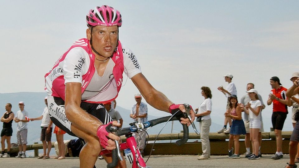 So kennen ihn die Radsport-Fans: Jan Ullrich während einer Etappe der Tour de France im Juli 2004