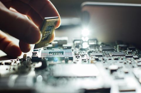 X570-Mainboards: Ein AMD-Ryzen-Prozessor wird in den AM4-Sockel gelegt.