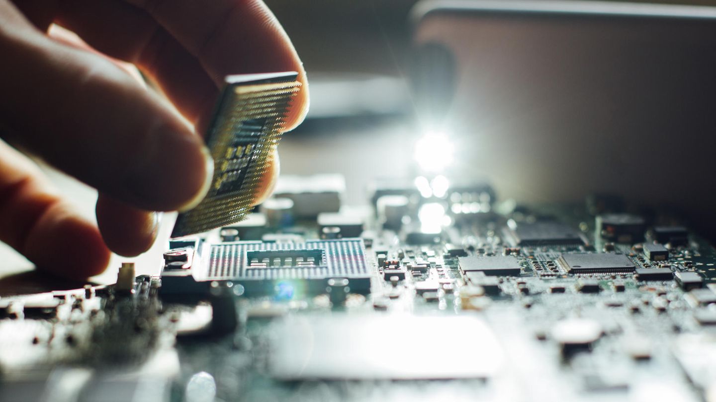 X570-Mainboards: Ein AMD-Ryzen-Prozessor wird in den AM4-Sockel gelegt.