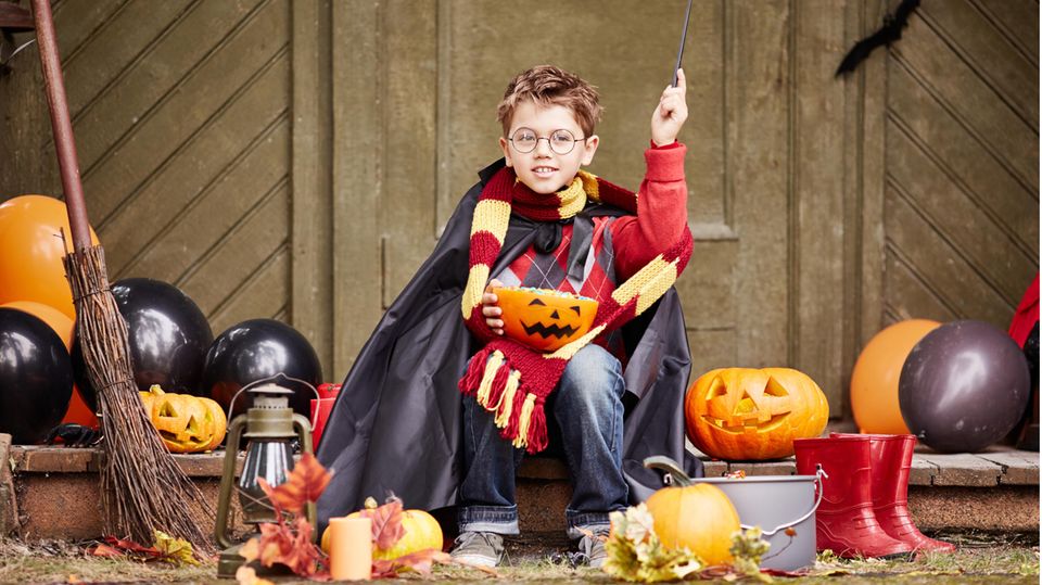 Ein Junge verkleidet sich als Harry Potter