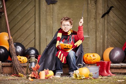 Ein Junge verkleidet sich als Harry Potter
