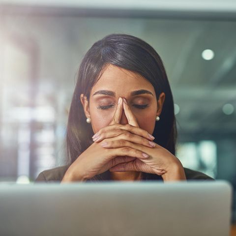 Frau vor dem Computer