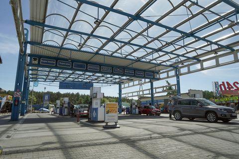 Polenmarkt plus Billig-Tanke, diese Kombination lockt die Deutschen an.