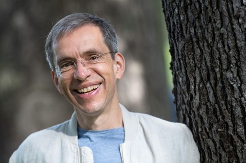 Jens Söring steht im Palmengarten in Frankfurt