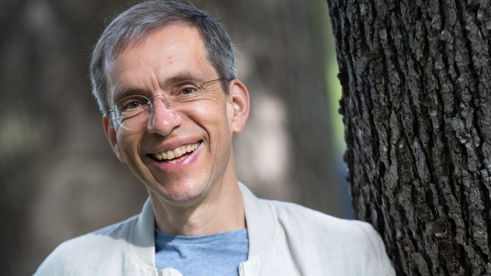 Jens Söring Jens Söring steht im Palmengarten in Frankfurt