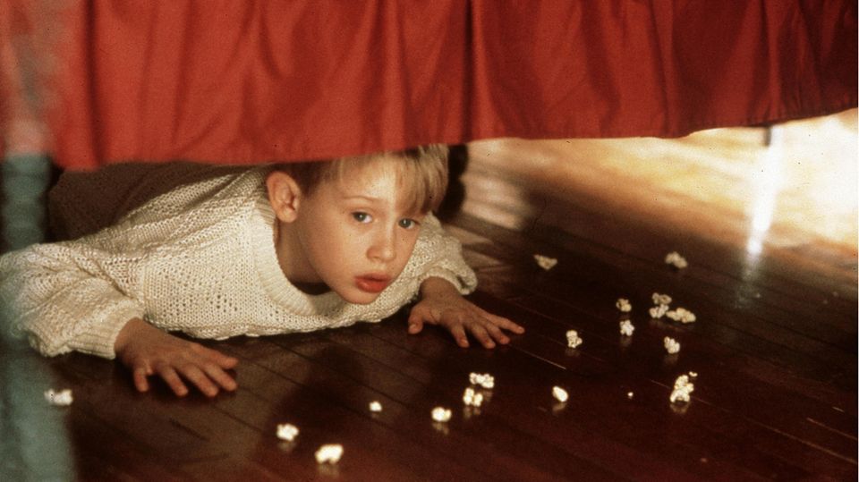 Macaulay Culkin versteckt sich unterm Bett.
