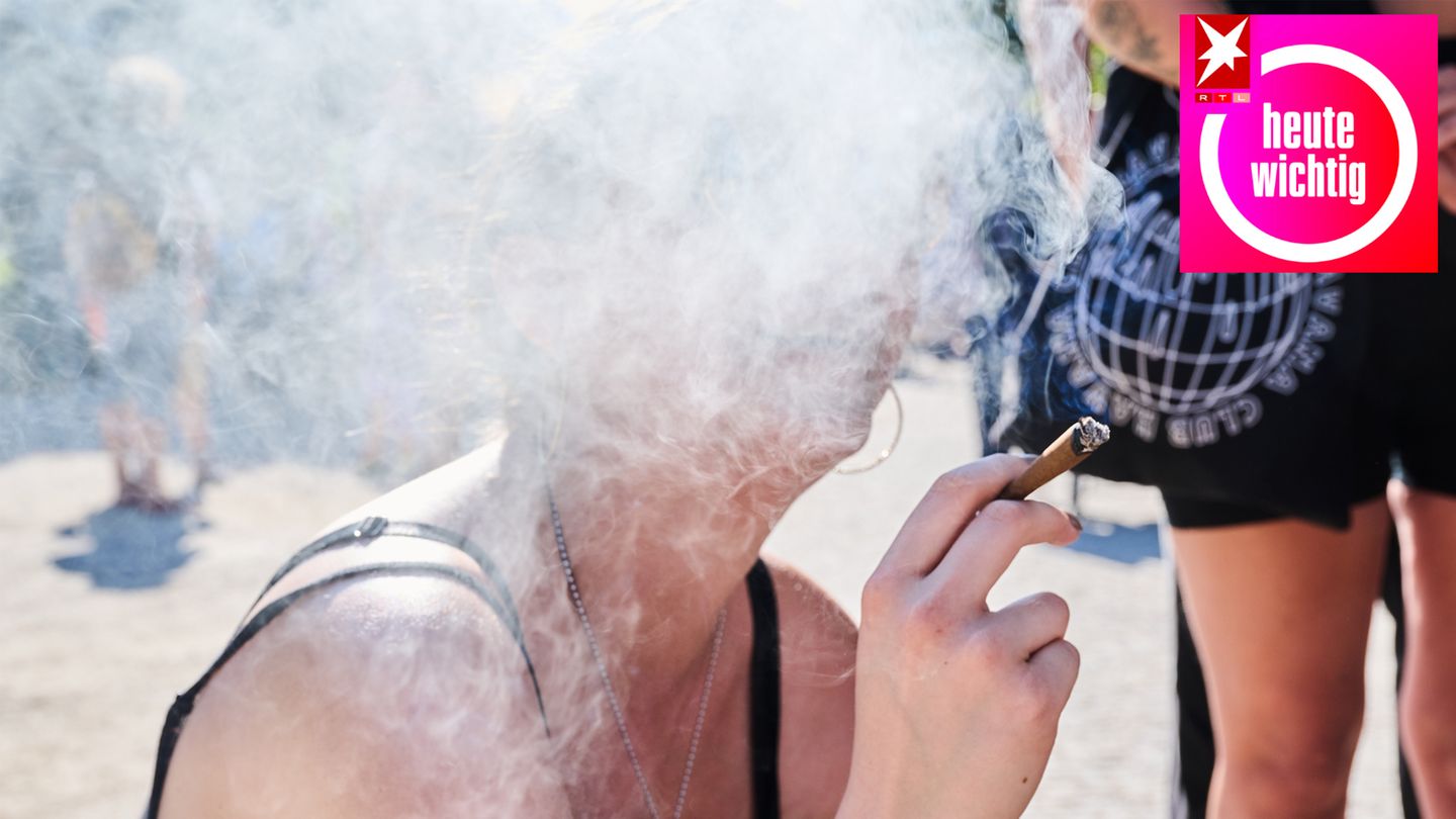 Das Gesicht einer jungen, weißen Frau verschwindet in einer Rauchwolke, während die Frau mit rechts einen Joint hält
