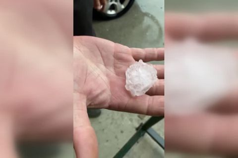 Unwetter an der Gold Coast: Hagelkörner so groß wie Hühnereier zerbeulen Autodächer in Australien