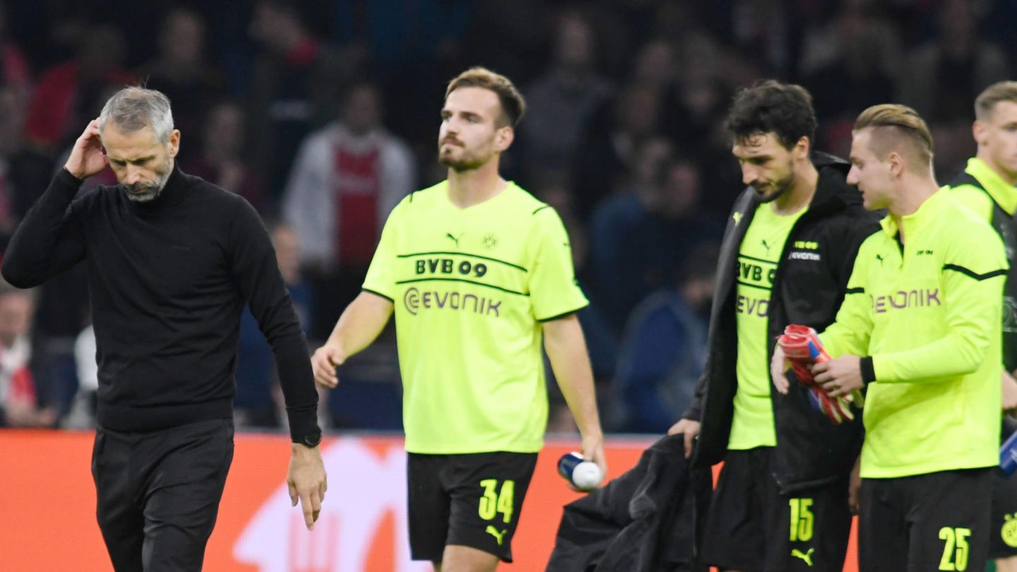 Trainer Marco Rose und die BVB-Profis schleichen nach der Niederlage gegen Ajax Amsterdam mit hängenden Köpfen vom Platz