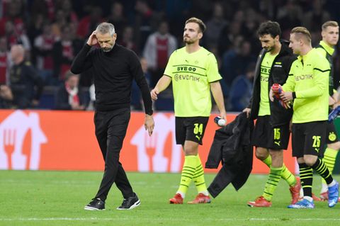 Trainer Marco Rose und die BVB-Profis schleichen nach der Niederlage gegen Ajax Amsterdam mit hängenden Köpfen vom Platz