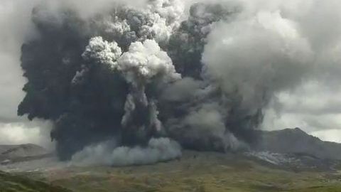 Aschewolke über Vulkan Aso in Japan.