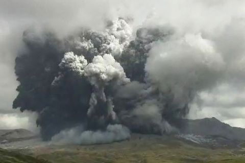 Aschewolke über Vulkan Aso in Japan.