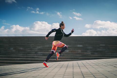 Eine Frau joggt in Lauftights über die Straße