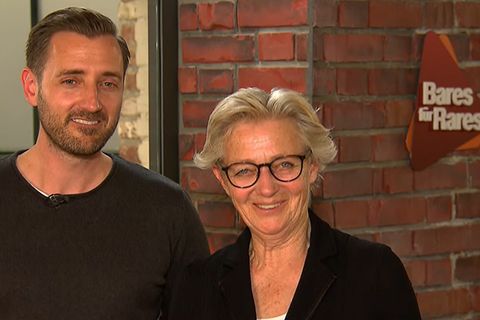 Ulrike Wittmer und Sebastian Jäger stehen im Studio von Bares für Rares in Pulheim