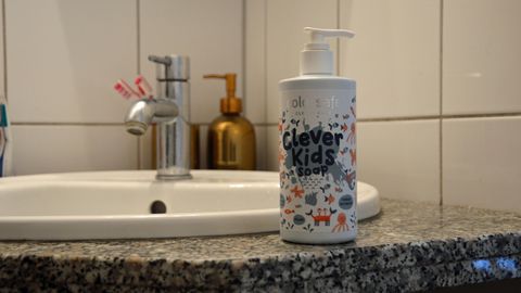 Colorsafe aus DHDL steht im Badezimmer