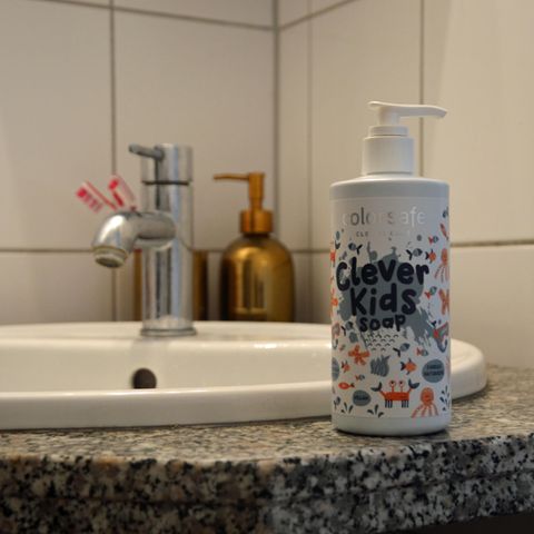 Colorsafe aus DHDL steht im Badezimmer