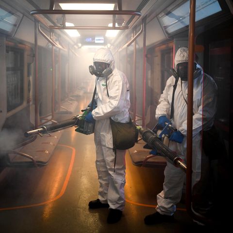 Moskau, Russland: In dem Versuch die Corona-Pandemie zu bremsen, werden U-Bahn-Waggons desinfiziert