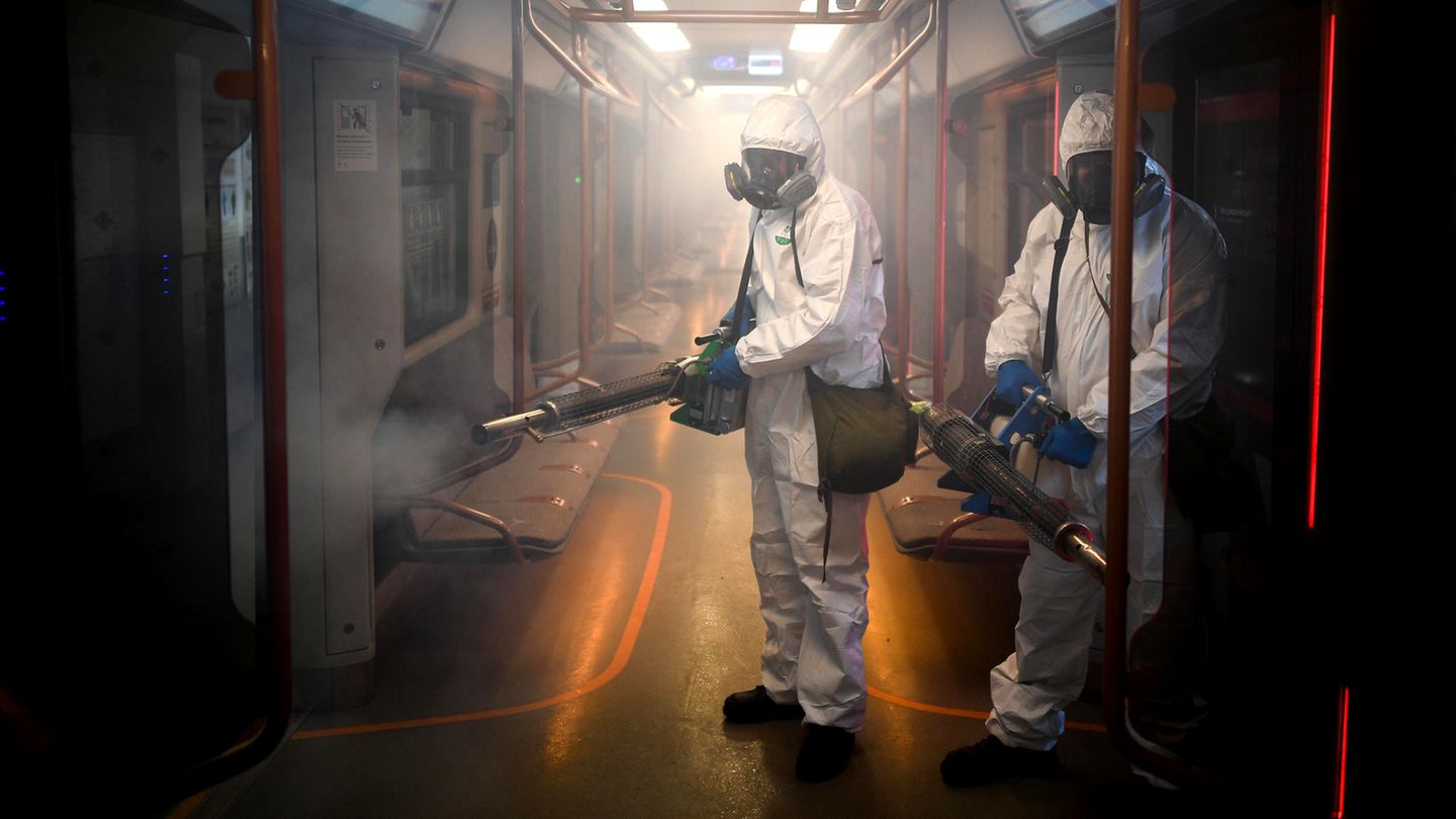Moskau, Russland: In dem Versuch die Corona-Pandemie zu bremsen, werden U-Bahn-Waggons desinfiziert