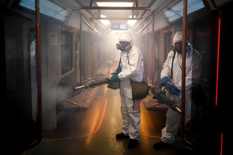 Moskau, Russland: In dem Versuch die Corona-Pandemie zu bremsen, werden U-Bahn-Waggons desinfiziert