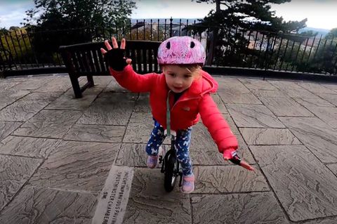 Vierjährige lernt Einradfahren im Lockdown.