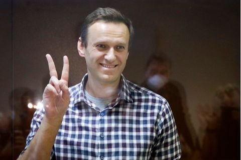 Alexej Nawalny zeigt das Peace-Zeichenr in einem Käfig im Bezirksgericht Babuskinskij