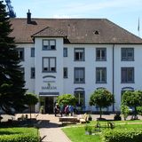 Der hebräische Schriftzug "Bruchim Habaim", willkommen, ziert den Eingang des Israelitischen Alters- und Pflegeheim in Lengnau. Hier wird koscher gekocht, werden Schabbat und die jüdischen Feiertage begangen und das Zusammenleben von jüdischen und christlichen Bewohnern praktiziert. Das Haus geht auf eine großzügige Spende aus dem Jahre 1903 der Familie Meyer-Guggenheim zurück. Einige von ihnen waren 1847 aus Lengnau nach New York ausgewandert.