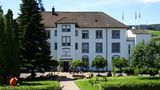 Der hebräische Schriftzug "Bruchim Habaim", willkommen, ziert den Eingang des Israelitischen Alters- und Pflegeheim in Lengnau. Hier wird koscher gekocht, werden Schabbat und die jüdischen Feiertage begangen und das Zusammenleben von jüdischen und christlichen Bewohnern praktiziert. Das Haus geht auf eine großzügige Spende aus dem Jahre 1903 der Familie Meyer-Guggenheim zurück. Einige von ihnen waren 1847 aus Lengnau nach New York ausgewandert.
