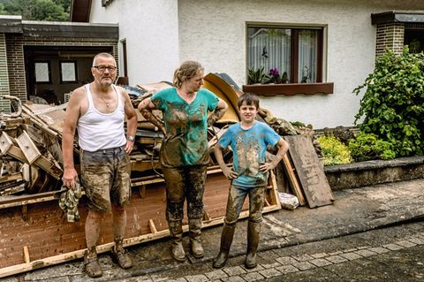 Die Familie vor ihrem Haus