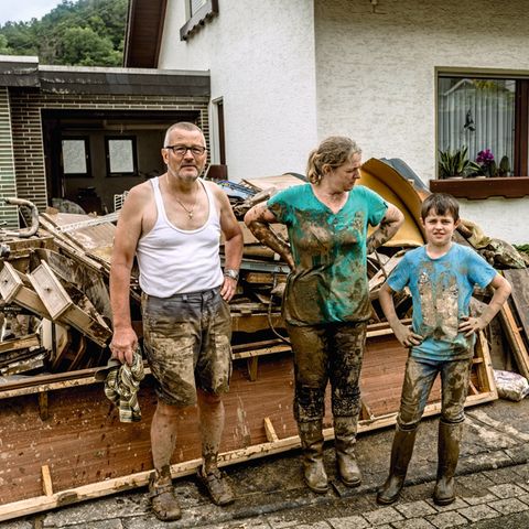 Die Familie vor ihrem Haus