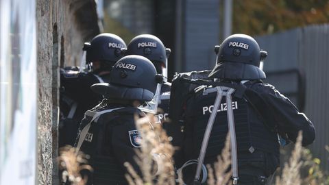 Schöne Polizistin In Uniform Saugt Einen Schwanz Wie Ein Profi Schöne Polizistin In Uniform Saugt Einen Schwanz Wie Ein Profi